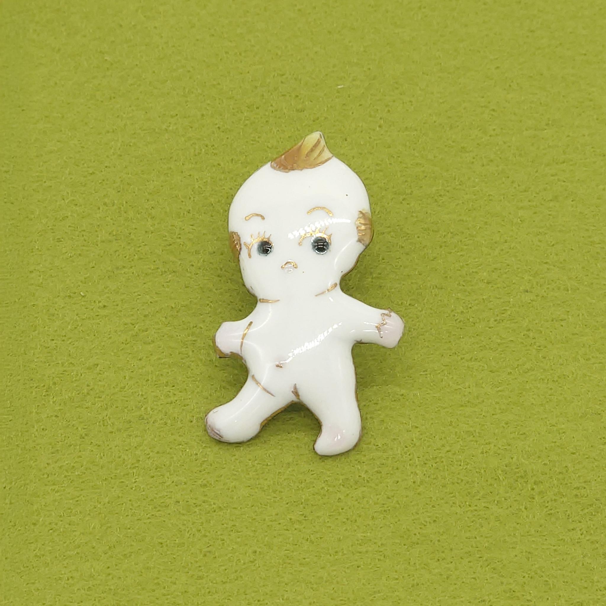 キューピー(a)の七宝焼ピンブローチ（ピンバッジ）[受注制作]